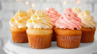 Deliziosi cupcake di pan di Spagna al cioccolato bianco