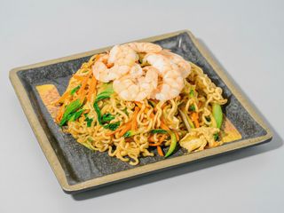 P17. Ramen saltati con gamberi