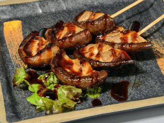 B15. Spiedini di funghi shiitake in salsa teriyaki