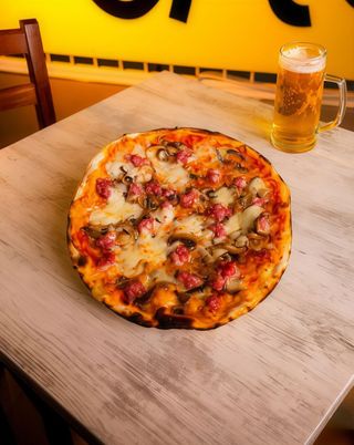 Funghi e salsiccia bianca