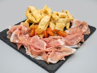 Chiacchiere crudo e pomodorini 
