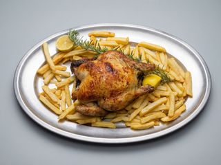 Pollo intero con patate fritte