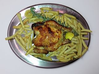 Mezzo pollo con patate fritte