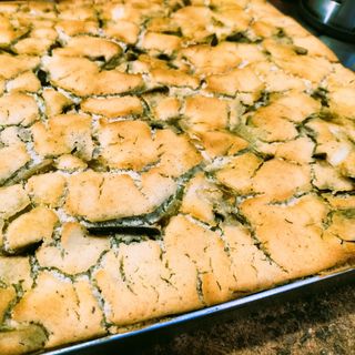 Focaccia ripiena con funghi, patate e mozzarella e pomodorini confit. La mozzarella è un prodotto di origine vegetale. (senza glutine - vegana - No lattosio)