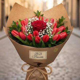 Tulipani rossi e rosa rossa