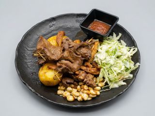 Anticuchos, mollejitas y rachi