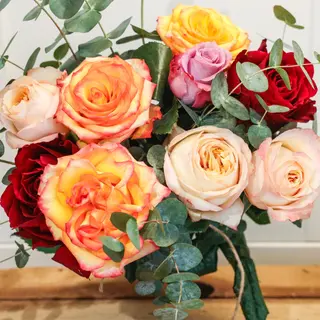 Mazzo rose miste di colori con verde e complementi piccolo