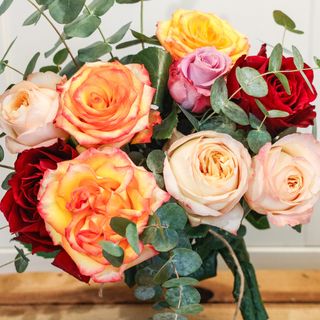 Mazzo rose miste di colori con verde e complementi grande