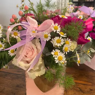 Scatolina fiorita con fiori rosa, bianchi e fucsia