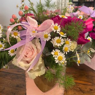 Scatolina fiorita con fiori rosa, bianchi e fucsia