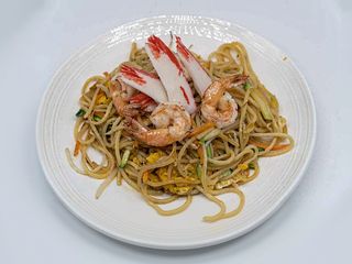Spaghetti di riso saltati con gamberi
