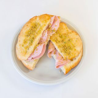 Focaccia con mortadella e granella di pistacchio