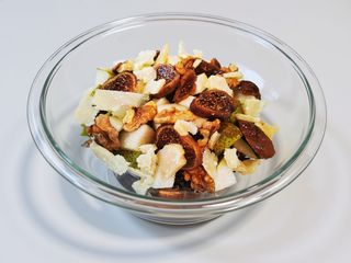 RISO NERO CON SPADA, PERE, FICHI SECCHI, PARMIGIANO, MANDORLE E BALSAMICO