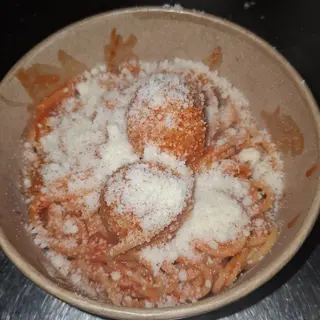 Pasta  con sugo di polpette