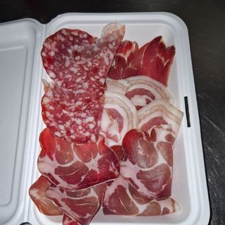 Tagliare salumi  per due