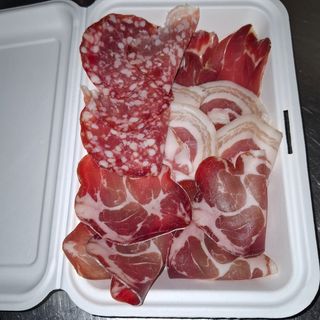 Tagliare salumi  per due