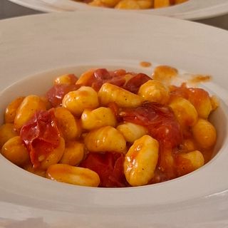 Gnocchi di patate al sugo e pecorino