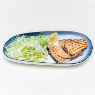 Pesce spada alla griglia e insalata verde