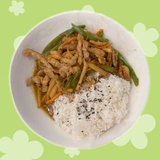 Riso coperto con straccetti di maiale e peperoni piccanti