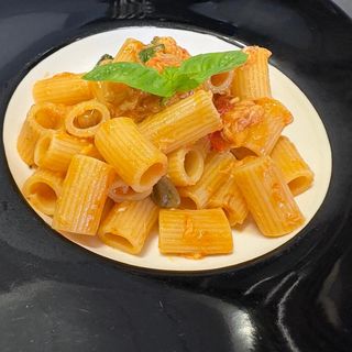 Mezze maniche con orata, pomodorini e capperi