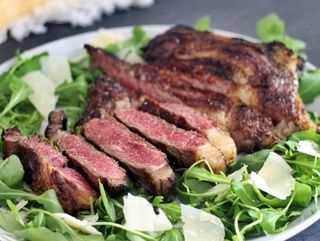 Tagliata di manzo con rucola e grana