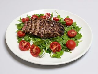 Tagliata di manzo con rucola e pomodorini