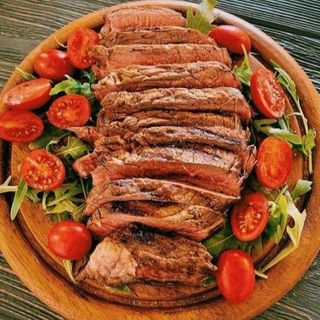 Tagliata di manzo con rucola e pomodorini