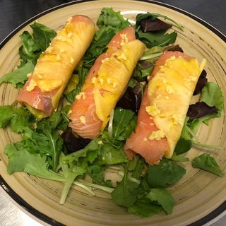 Salmone, ananas e insalata