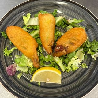 Fiori di zucca pastellati ripieni di mozzarella e alici