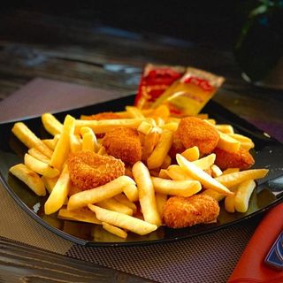 Nuggets e patatine fritte
