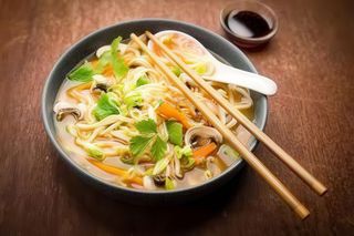 Ramen in brodo con verdure