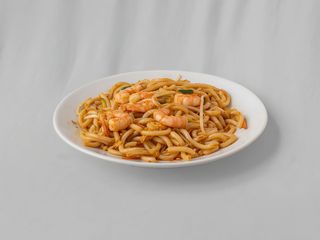 Yaki udon con gamberi