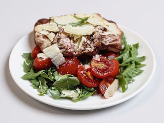 Tagliata con rucola pomodorini e scaglie di grana