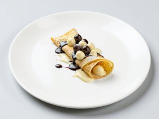 Crêpe con cioccolata bianca e sfere al cioccolato al latte