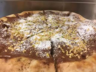 Nutella, zucchero a velo, granella di pistacchio, noci