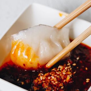 Ravioli con gamberi e castagne Fritti con salsa agropiccante 