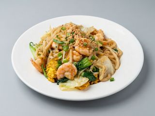 Udon saltati con gamberi e verdure