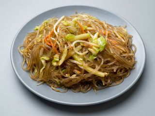 Spaghetti soia con gamberi e verdure