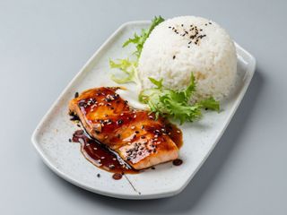 Salmone alla griglia accompagnato da riso bianco e Wakame