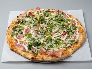 Crudo, pomodorini, rucola e parmigiano