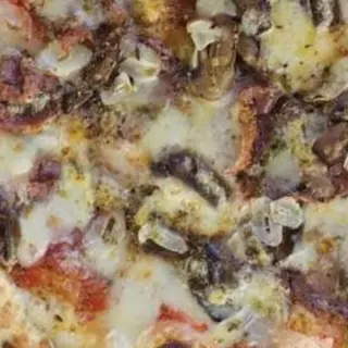 Funghi di carne e salsiccia fresca 