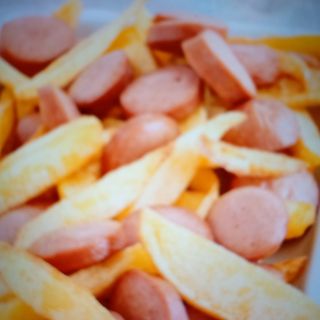 Porzione di Patatine fritte e würstel