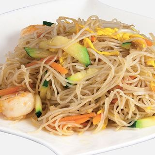 51 Spaghetti di riso con gamberi e verdure