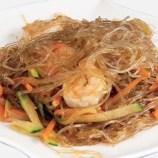 54 Spaghetti di soia con gamberi e verdure