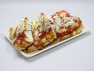 Trancio di pizza con pomodoro e mozzarella