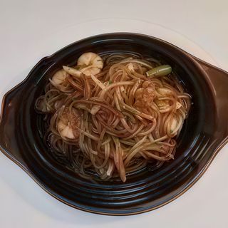 34. Spaghettini di soia con verdure e misto mare alla piastra