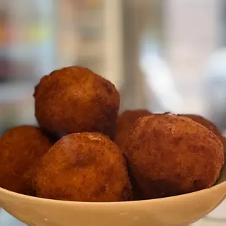 Arancine mignon al ragù con piselli