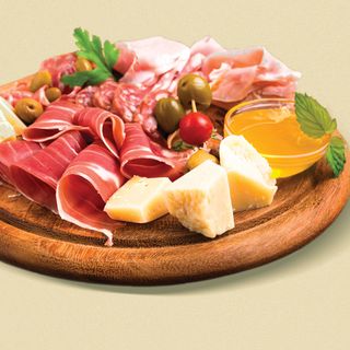 Tagliere con seiezione di saiumi e formaggi