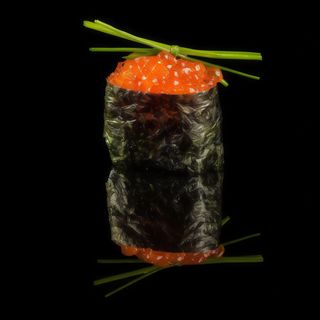 112. Gunkan con caviale di salmone
