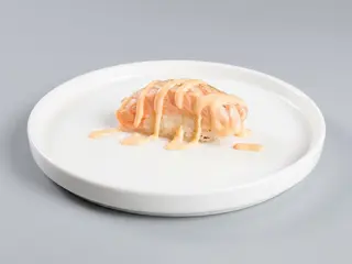 97. Nigiri shake flambé 2 pezzi